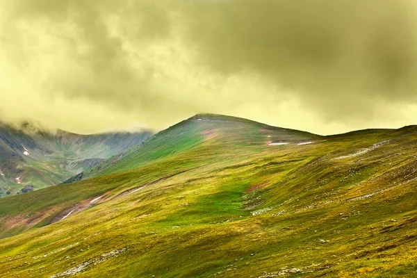 Landskap med parang bergen i Rumänien — Stockfoto