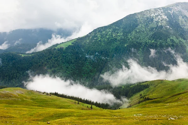 Paisaje con montañas Parang en Rumania — Foto de Stock