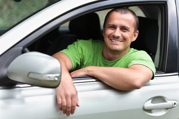 Yeni bir araba ile mutlu bir genç adam — Stok fotoğraf