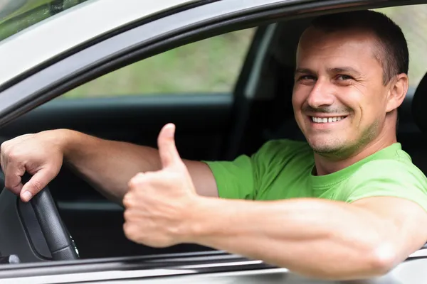 Yeni bir araba ile mutlu bir genç adam — Stok fotoğraf