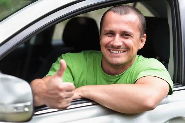Szczęśliwy młody człowiek z nowego samochodu — Zdjęcie stockowe