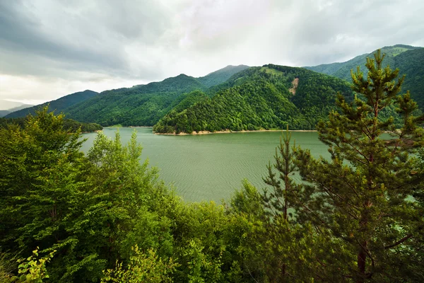 Озеро в горах — стоковое фото