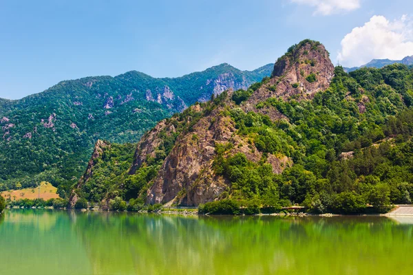 Landschap met bergen vanaf olt-vallei in Roemenië — Stockfoto