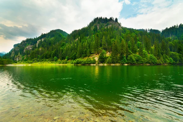 在罗马尼亚 petrimanu 湖 — 图库照片