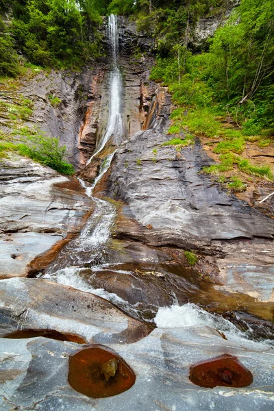 Водопад Латоритей в горах Румынии — стоковое фото
