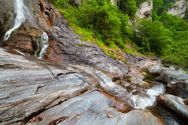 Cascata Latoritei in Romania montagne — Foto Stock