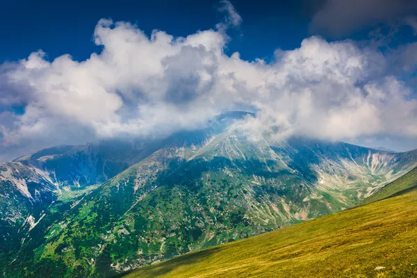 Landschaft mit dem Mohoru-Gipfel des Parang-Gebirges in Rumänien — Stockfoto