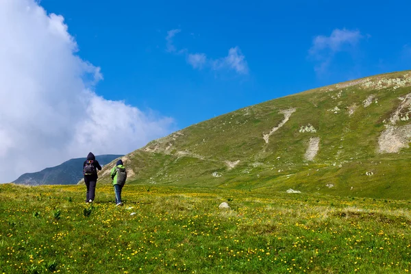 Tourists hiking on Iezer peak in Parang mountains — Stock Photo, Image