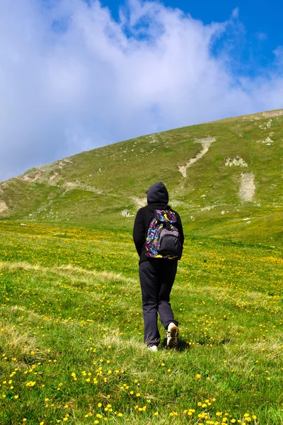 Toeristische dame wandelen op iezer peak in parang bergen — Stockfoto