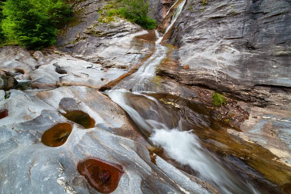 Wodospad latoritei w górach Rumunii — Zdjęcie stockowe