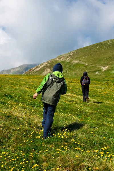 Turistas caminhadas no pico Iezer nas montanhas Parang — Fotografia de Stock