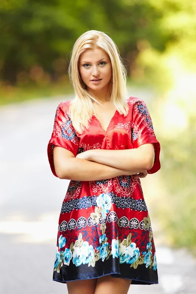 Ung blond kvinna utomhus — Stockfoto