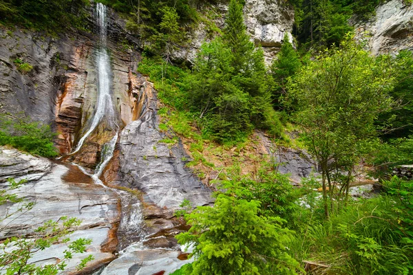 Cascade de Latoritei en Roumanie montagnes — Photo