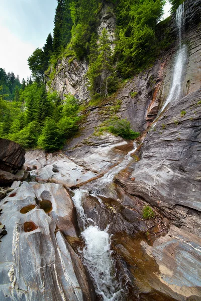 Wodospad latoritei w górach Rumunii — Zdjęcie stockowe