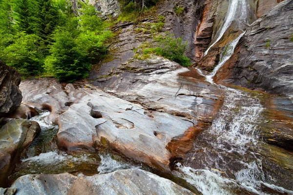 Cascade de Latoritei en Roumanie montagnes — Photo