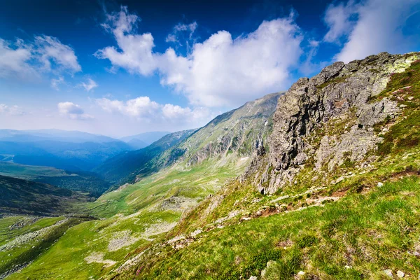 Paisaje con el pico Mohoru de las montañas Parang en Rumania — Foto de Stock