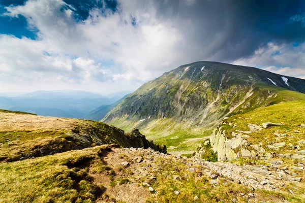 Landskap med mohoru toppen av parang bergen i Rumänien — Stockfoto