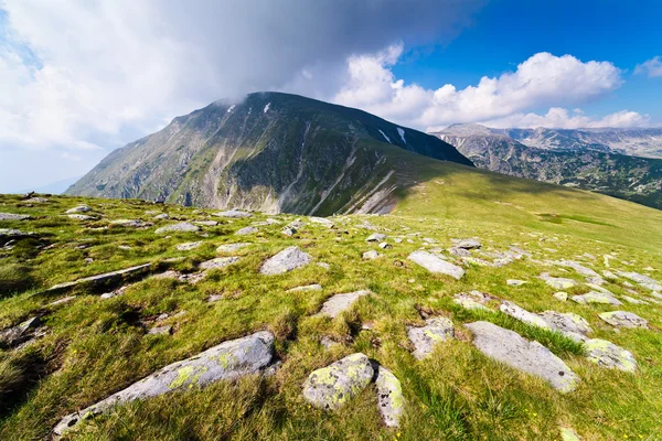 ルーマニアのパラン山の mohoru ピークの風景します。 — ストック写真