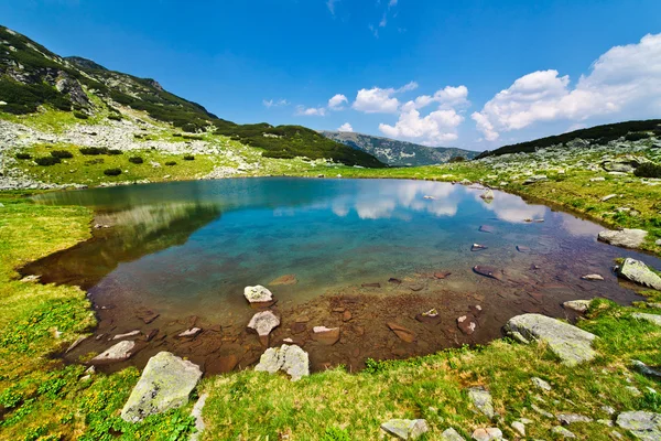 Jeges tó vidal parang hegyek, Románia — Stock Fotó
