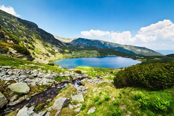 Озеро Кальчу в горах Паранг, Румыния — стоковое фото