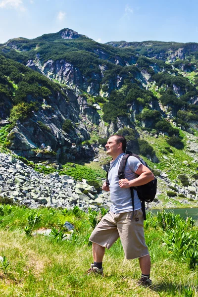 Horolezec s batohem, vycházky do hor — Stock fotografie