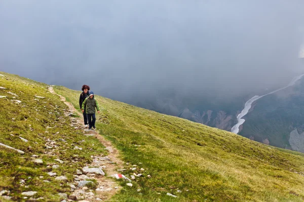 Madre e hijo caminando por las montañas — Foto de Stock