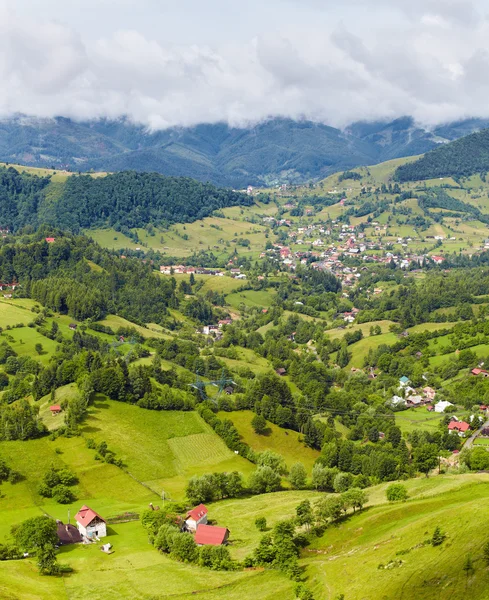 Paisaje alpino con casas en Tirol — Foto de Stock