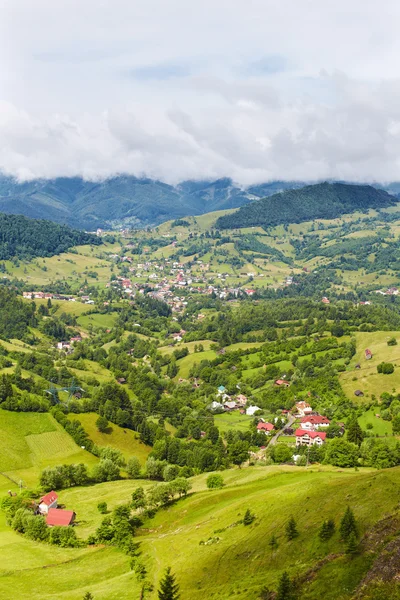 Alpská krajina s domy v Tyrolsku — Stock fotografie