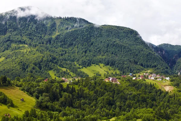 Альпийский пейзаж с домами в Тироле — стоковое фото