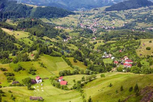 Альпийский пейзаж с домами в Тироле — стоковое фото