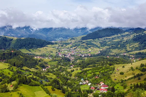 Alpint landskap med hus i Tyrolen — Stockfoto