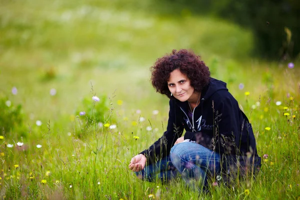 Mladá žena venkovní na trávě — Stock fotografie