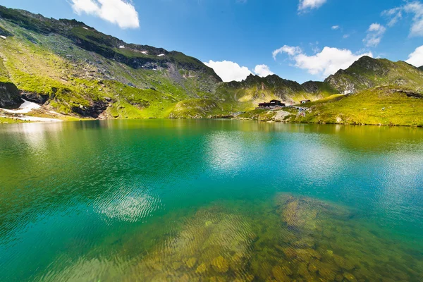 Lago y montaña (Lago Balea en Rumania ) — Foto de Stock