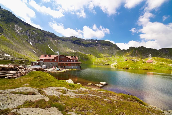 See und Berg (Balea-See in Rumänien) — Stockfoto