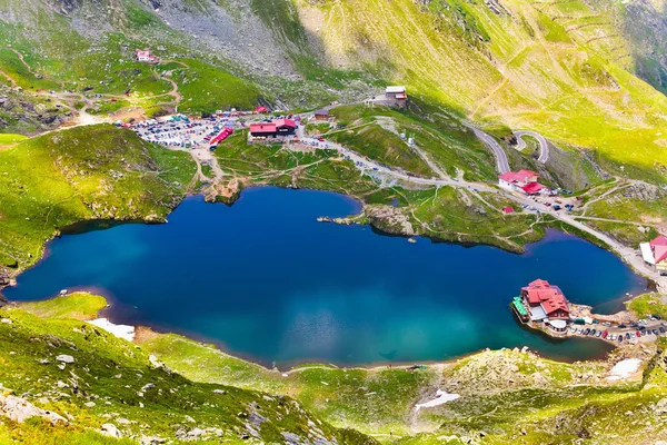 Λίμνη και βουνό (Balea λίμνη στη Ρουμανία) — Φωτογραφία Αρχείου