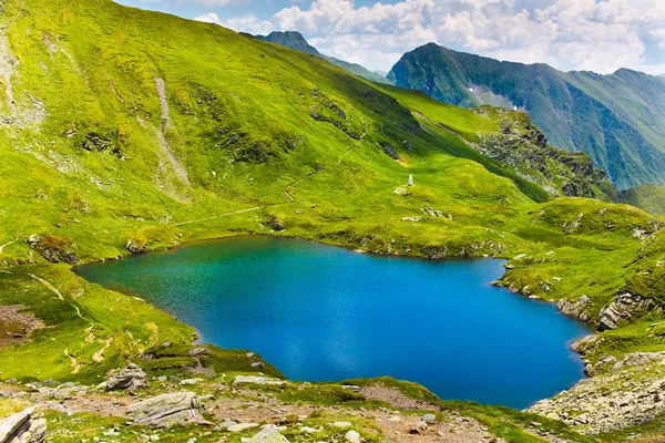 Lake and mountain (Capra Lake in Romania) — Stock Photo, Image