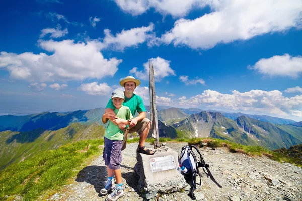 Отец и сын на вершине Бутяну в румынских горах — стоковое фото
