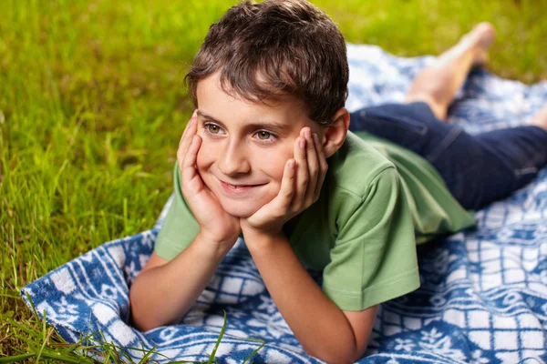 Rapaz feliz ao ar livre — Fotografia de Stock