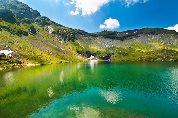 Sjön och bergen (Balea Lake i Rumänien) — Stockfoto