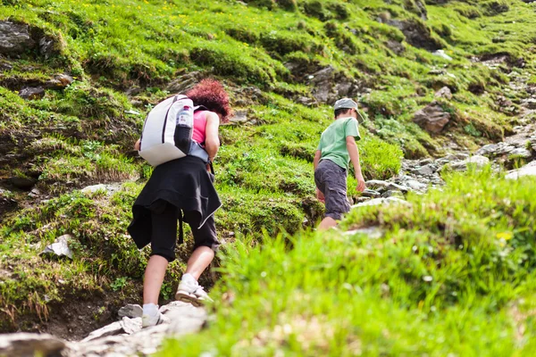 Mother and son hiking — Stock Photo, Image