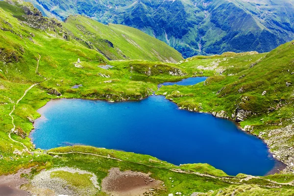 Sjön och bergen (Capra Lake i Rumänien) — Stockfoto