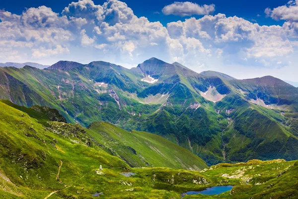 Landskap med Făgăraş bergen i Rumänien — Stockfoto