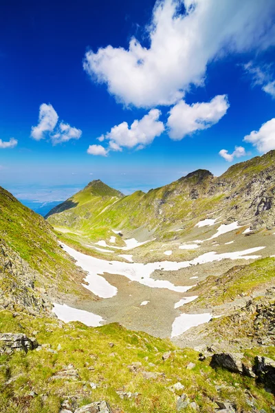 Paisaje con montañas Fagaras en Rumania — Foto de Stock
