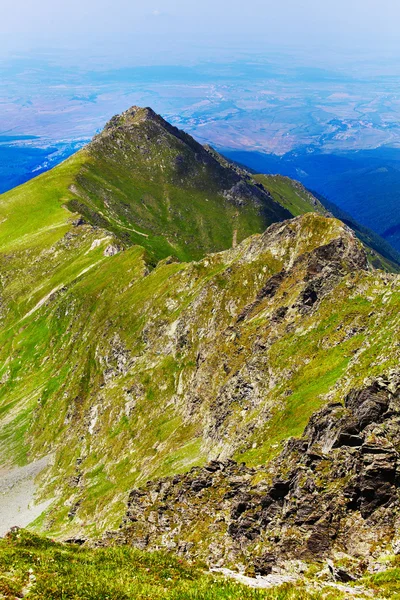 Krajina s fagaras hory v Rumunsku — Stock fotografie