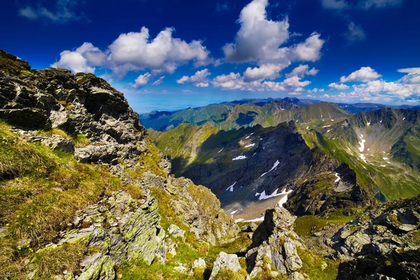 Paisaje con montañas Fagaras en Rumania — Foto de Stock