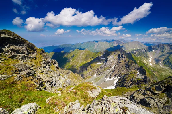 Landschaft mit Fagaras-Bergen in Rumänien — Stockfoto