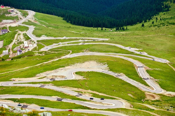 Transalpina kronkelende weg in Roemenië — Stockfoto