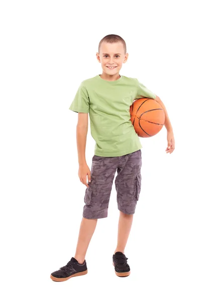 Enfant avec basket isolé sur fond blanc — Photo