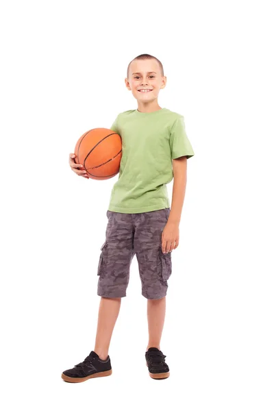 Criança com basquete isolado no fundo branco — Fotografia de Stock