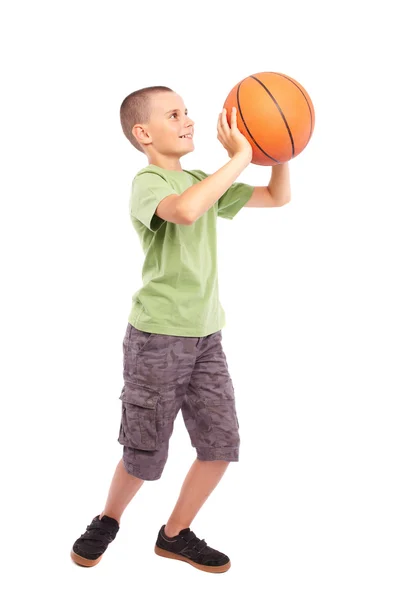 Criança com basquete isolado no fundo branco — Fotografia de Stock